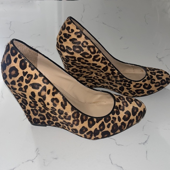COPY - BANANA REPUBLIC Leopard Calf Hair Leather Wedge Heel Pumps - Picture 4 of 5
